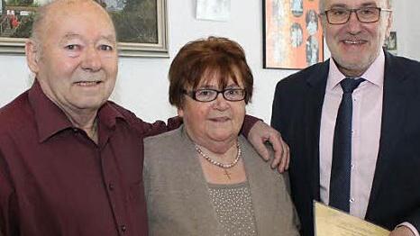 Die Goldhochzeiter Gisela und Robert Grimm mit Gratulant Bürgermeister Helmut Krämer Foto: Carmen Schwind