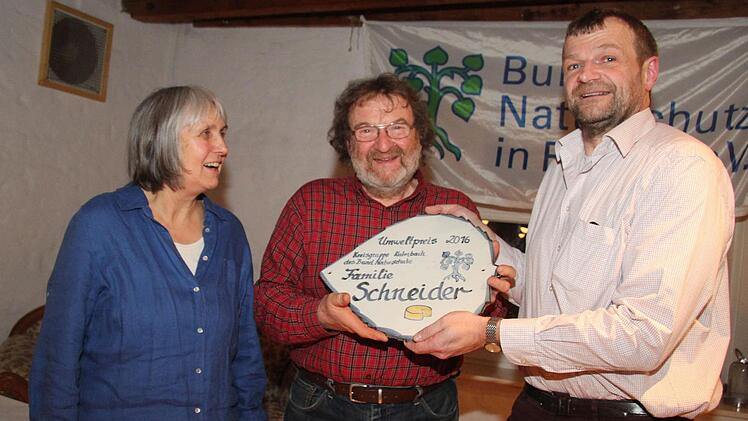 Ulrike und Alwin Schneider aus Veitlahm erhielten den Umweltpreis des Bundes Naturschutz für ihre Verdienste als Bio-Pioniere. Rechts Zweiter Vorsitzender Karlheinz VollrathFoto: Sonny Adam