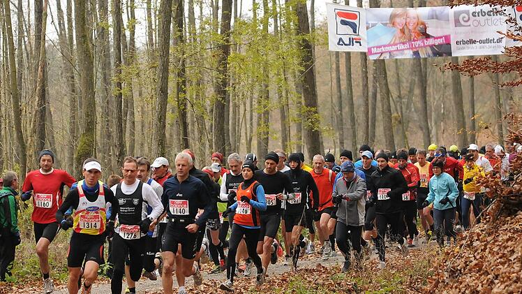 Genauso bunt wie die Bl&auml;tterkulisse im Zeiler Wald ist die vielk&ouml;pfige L&auml;uferschar, die auch am Samstag wieder den Zeiler Waldmarathon in Angriff nimmt.  Foto: privat