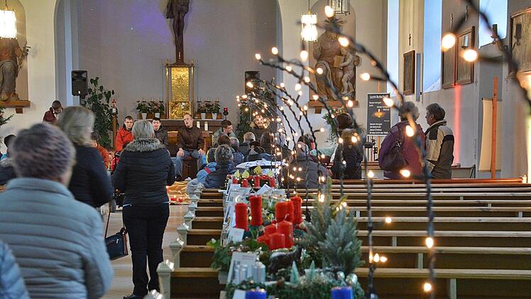 Adventsstimmung und Romantik in der St. Josefs Kirche in Maria Bildhausen. Stündlich gab es hier verschiedene Angebote. Foto: Hanns Friedrich