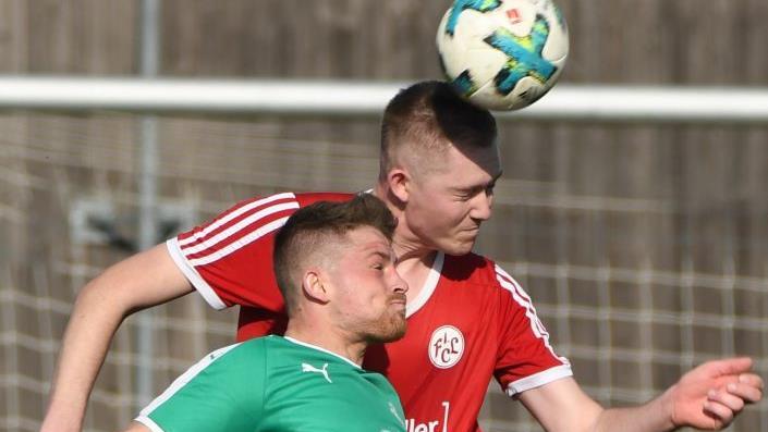 Kevin Wige (rotes Trikot) brachte die Lichtenfelser in der ersten Halbzeit in F&uuml;hrung.  Foto: Gunther Czepera/Archiv