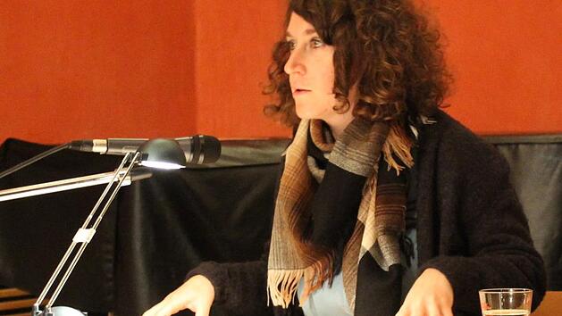 Lena Gorelik bei ihrer Lesung im "Haus Contakt". Veranstalter waren das Evangelische Bildungswerk und der Literaturkreis. Foto: Marieke Fiala