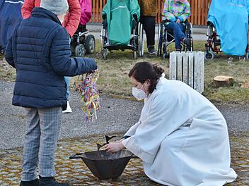 Zu einem Freiluftgottesdienst hatte Gemeindereferentin Maria Krines am Aschermittwoch die Bewohnerinnen und Bewohner in Maria Bildhausen eingeladen. Foto: Hanns Friedrich