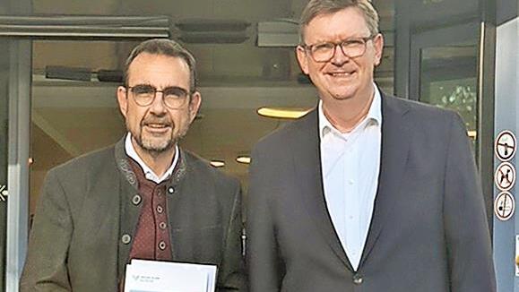 Stephan Greb, Vorstand der Unternehmensgruppe Hescuro (rechts), begrüßt Klaus Holetschek, den CSU-Fraktionsvorsitzenden im Bayerischen Landtag.