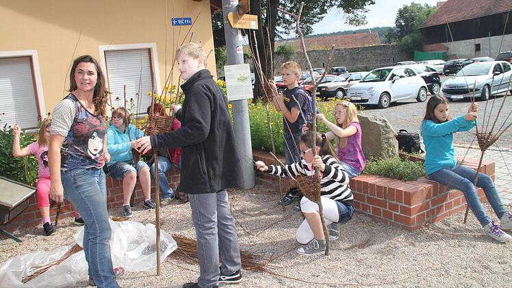 Aus einer Astgabel, einen Bündel Weidenruten und viel Fantasie und Geschick entsteht ein Weidensegel.