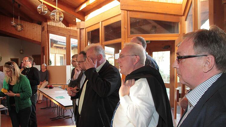 Gespannt verfolgte Hübner die Auszählung auf einem großen Monitor im Rathaus.