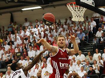 Anton Gavel zieht in seinem vielleicht letzten Spiel für Bamberg am einmal mehr überragenden David Holston vorbei und spielt den Ball weiter.  Foto: Daniel Löb