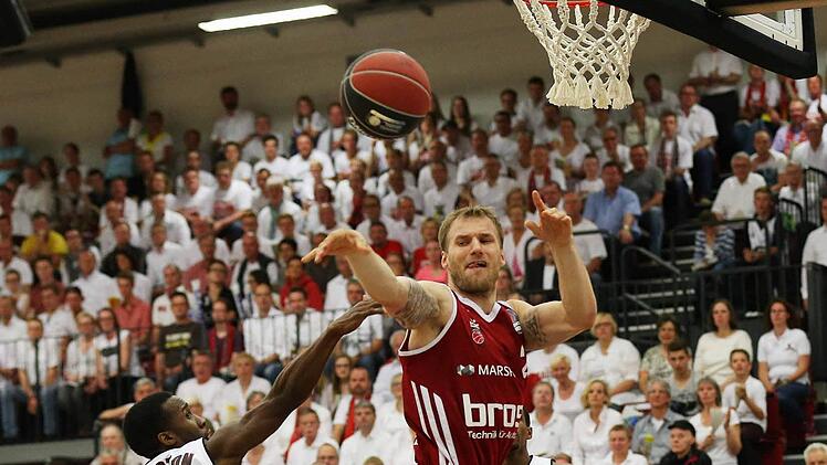 Anton Gavel zieht in seinem vielleicht letzten Spiel für Bamberg am einmal mehr überragenden David Holston vorbei und spielt den Ball weiter.  Foto: Daniel Löb