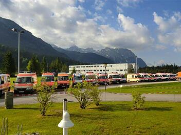 In Bereitschaftszentren rund um Schloss Elmau warteten Hunderte Einsatzkräfte mit ihren Fahrzeugen auf mögliche Ernstfälle. Zum Glück verlief der Gipfel weitgehend friedlich.  Fotos: Rotes Kreuz Haßberge