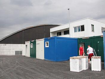 Seit gestern ist die ehemalige Tennishalle in Hemhofen mit Leben gefüllt. 96 Flüchtlinge bezogen ihr Quartier. Foto: Daniel Ruppert