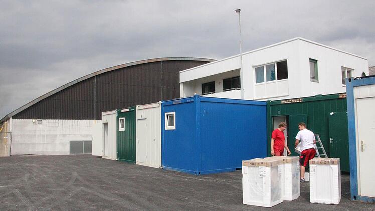 Seit gestern ist die ehemalige Tennishalle in Hemhofen mit Leben gefüllt. 96 Flüchtlinge bezogen ihr Quartier. Foto: Daniel Ruppert