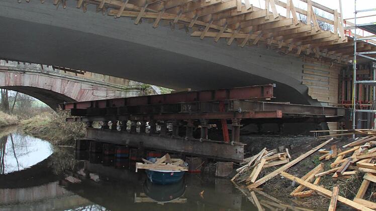 Auch ein kleines Boot gehört zu den Baustellenfahrzeugen.
