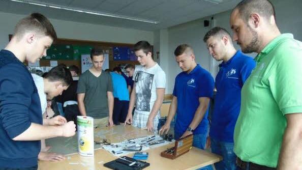 Ausbildungsleiter Jan Höbel erklärt die Geräte