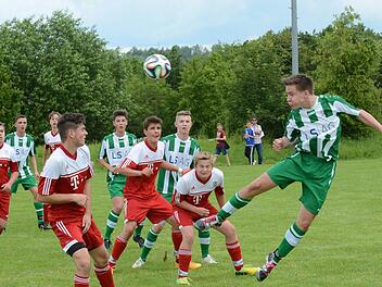 Torschütze Jakob Fischer (SG Winkels, rechts) köpft das Leder Richtung gegnerisches Tor. Da können Nico Fuchs (vorne, von links), Kai Heusinger, Spielführer Oliver Gissler und Xaver Geßner (alle TSV Münnerstadt) nur hinterherschauen.  Foto: ssp