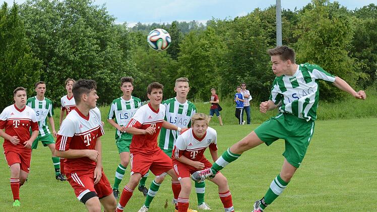 Torschütze Jakob Fischer (SG Winkels, rechts) köpft das Leder Richtung gegnerisches Tor. Da können Nico Fuchs (vorne, von links), Kai Heusinger, Spielführer Oliver Gissler und Xaver Geßner (alle TSV Münnerstadt) nur hinterherschauen.  Foto: ssp