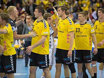 So brav, wie sich die HSC-Spieler nach der Niederlage gegen Kiel vom Konkurrenten verabschiedeten, werden sie sich am Sonntag mit Sicherheit nicht in Hannover präsentieren. Von links: Lukas Wucherpfennig, Romas Kirveliavicius, Philipp Barsties, Girts Lilienfelds und Markus Hagelin, der nach einer im Training erlittenen Knöchelverletzung zwei Monate ausfällt. Foto: Uwe Gick