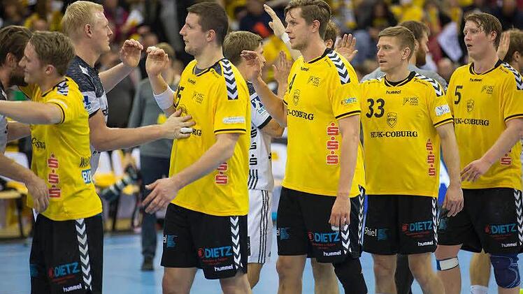 So brav, wie sich die HSC-Spieler nach der Niederlage gegen Kiel vom Konkurrenten verabschiedeten, werden sie sich am Sonntag mit Sicherheit nicht in Hannover präsentieren. Von links: Lukas Wucherpfennig, Romas Kirveliavicius, Philipp Barsties, Girts Lilienfelds und Markus Hagelin, der nach einer im Training erlittenen Knöchelverletzung zwei Monate ausfällt. Foto: Uwe Gick