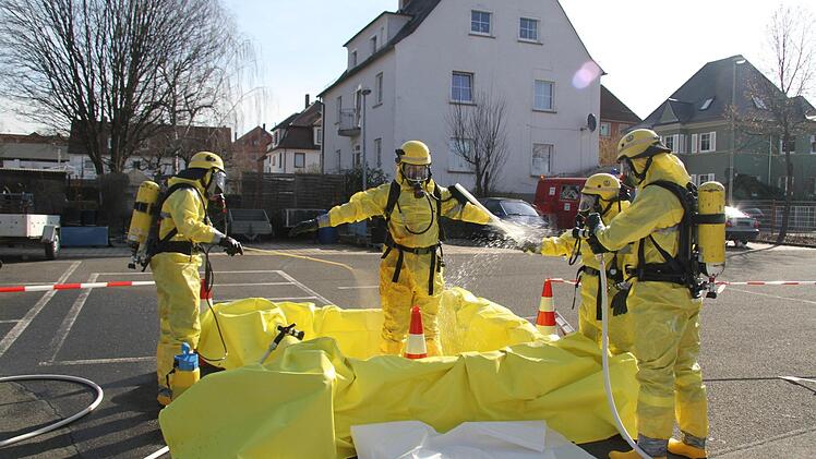Das THW, das seine Fahrzeughalle zur Verfügung gestellt hatte, übte während des Atemschutzeinsatzes einfach auf dem Gelände der Feuerwehr: Einsätze in Chemieschutzanzügen standen auf dem Programm. Foto: Sonny Adam