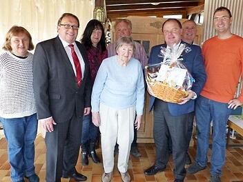 Unser Bild zeigt (von links) Schwiegertochter Inge Knarr, stellvertretenden Landrat Dieter Schaar, Renate und Gerhard Lauterbach, Jubilarin Karoline Knarr, Bürgermeister Werner Burger, Sohn Reinhard und Enkel Andreas Knarr. Foto: Klaus-Peter Wulf