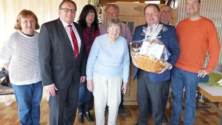 Unser Bild zeigt (von links) Schwiegertochter Inge Knarr, stellvertretenden Landrat Dieter Schaar, Renate und Gerhard Lauterbach, Jubilarin Karoline Knarr, Bürgermeister Werner Burger, Sohn Reinhard und Enkel Andreas Knarr. Foto: Klaus-Peter Wulf
