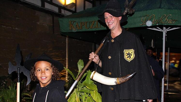 Auszug der Nachtwächter José Ramon Kienel und Karl Fadler Foto: Bettina Knauth