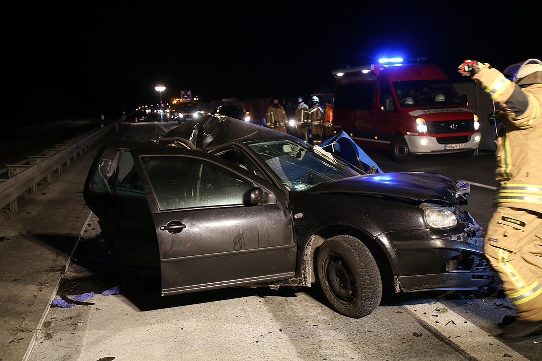Tödlicher Unfall auf A9: Mann stirbt bei Kollision mit Lkw