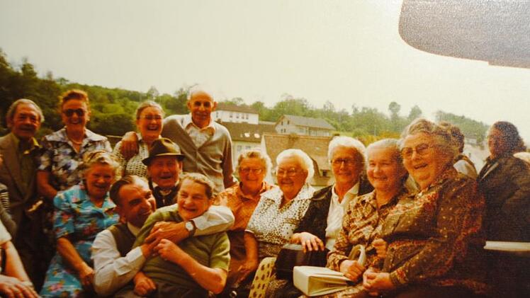 Ein Bild aus den Anfängen des Seniorenkreises: Schon früher wussten die Senioren zu feiern. Repro: Evelyn Schneider