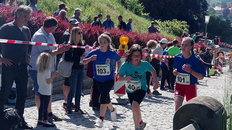 Ehrgeiz beim Kinder- und Jugendlauf. Unter den 136 Startern setzte sich Vorjahressieger Hendrik Herrmann vom TSV Mönchröden in 6:58 Minuten erneut durch.  Foto: Heike Schülein