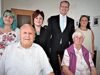 Seit 65 Jahren sind Alfred und Herta Brendel glücklich verheiratet. Stehen dahinter (von links): Enkeltochter Gina, stellvertretende Landrätin Christina Flauder, Bürgermeister Ralf Hartnack und Enkeltochter Kerstin.  Foto: Werner Reißaus