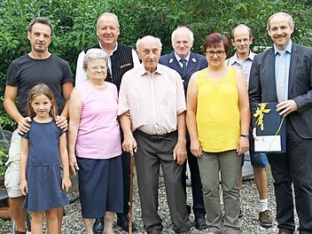 Hubert Thienel im Kreise der Gratulanten Foto: Romy Denk