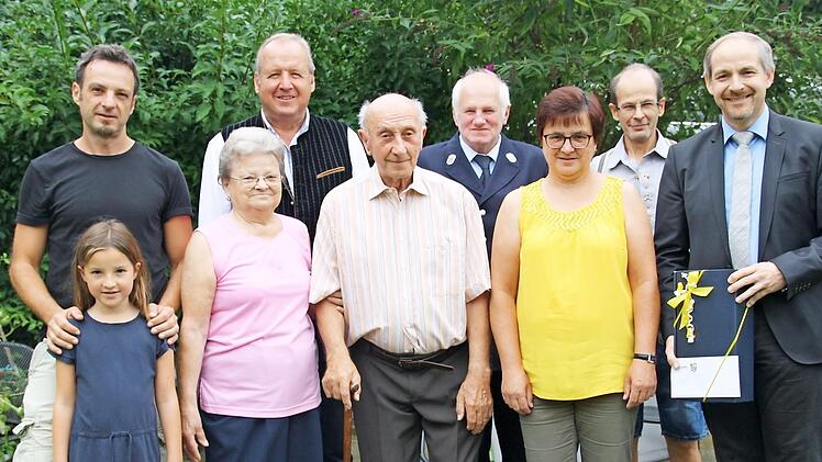 Hubert Thienel im Kreise der Gratulanten Foto: Romy Denk