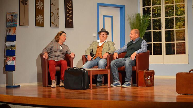 KAB-Premiere hier eine Szene mit  Gitti Klöffel als Martha Tell, Gerd Nicolai als Opa Tell und Wiggerl Brumm als Hugo Tell.  Foto: Pierre Strecker