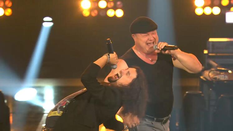 Urgewaltig: Der Mann, den sie "Keule" trat gegen Hardrock-Sänger Tobias an. Mit dem Song "Welcome to the Jungle" brannte die Hütte.