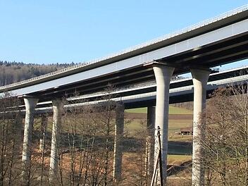 Zwei Brücken nebeneinander: Auf der neuen rollen schon die Autos. Die Alte soll heuer gesprengt werden. Fotos: Ulrike Müller