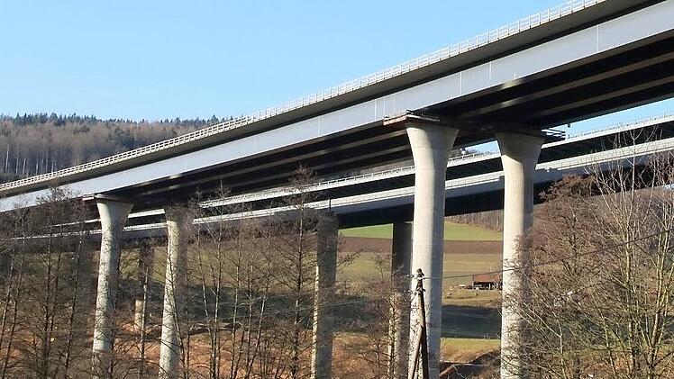 Zwei Brücken nebeneinander: Auf der neuen rollen schon die Autos. Die Alte soll heuer gesprengt werden. Fotos: Ulrike Müller