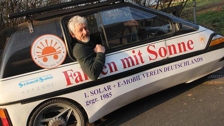 Schafft 60 Stundenkilometer: Peter Maier (Grüne) in seinem Solarmobil. Das fährt er bereits seit 17 Jahren. Fotos: Sabine Herteux