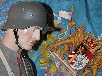 Eine Puppe in originaler Soldatenuniform und mit voller Kriegsausrüstung. Foto: Gerd Schaar