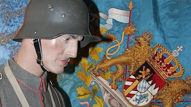 Eine Puppe in originaler Soldatenuniform und mit voller Kriegsausrüstung. Foto: Gerd Schaar