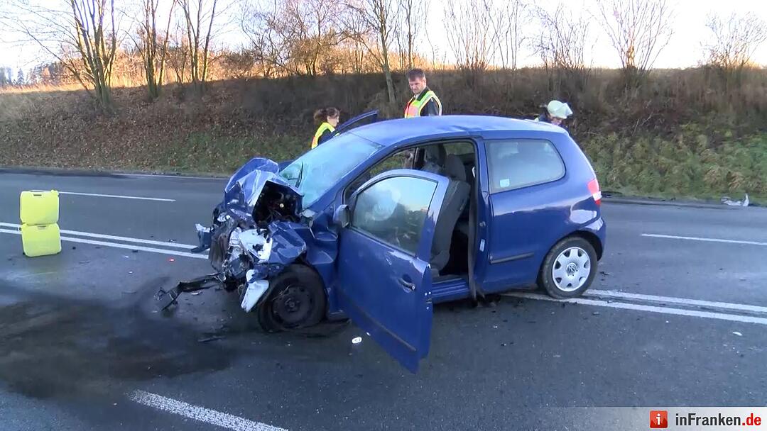 Schwerer Unfall bei Hof: Autofahrerin gerät in Gegenverkehr