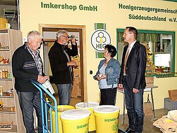 Bei der Prüfung des eingehenden Honigs: Peter Heilmann, Willi Spörlein mit dem Honigrefraktometer, Geschäftsführerin Simone Machinek und Bürgermeister Michael Ziegler Foto: Günther Geiling