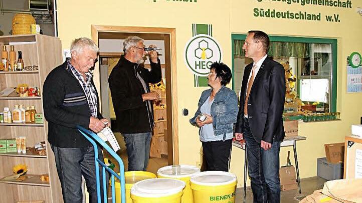 Bei der Prüfung des eingehenden Honigs: Peter Heilmann, Willi Spörlein mit dem Honigrefraktometer, Geschäftsführerin Simone Machinek und Bürgermeister Michael Ziegler Foto: Günther Geiling