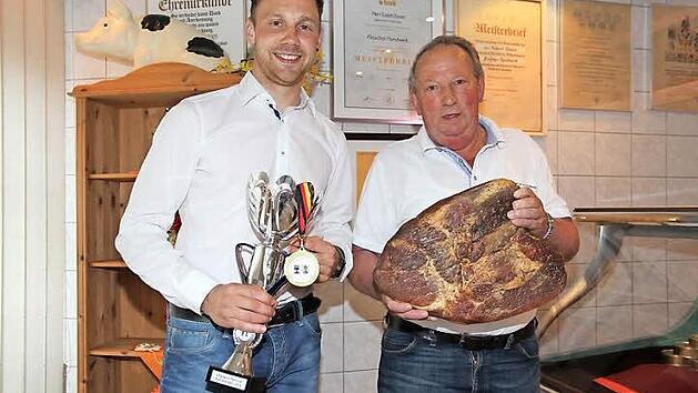 Die beiden Metzgermeister Ralph und Robert Bauer freuen sich über die Auszeichnung des Fachwettbewerbes in Holland.  Foto: privat