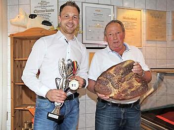 Die beiden Metzgermeister Ralph und Robert Bauer freuen sich über die Auszeichnung des Fachwettbewerbes in Holland.  Foto: privat