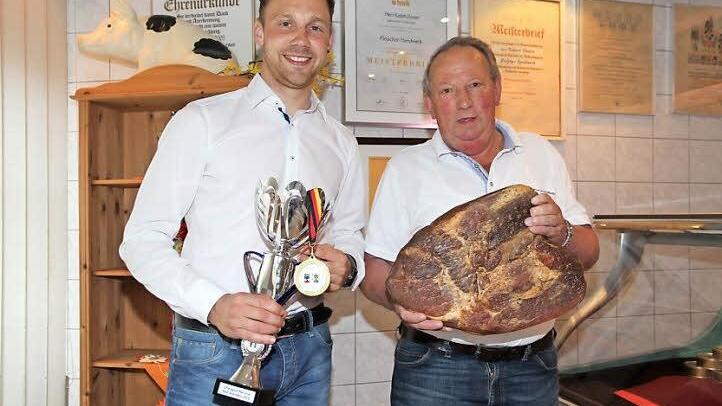 Die beiden Metzgermeister Ralph und Robert Bauer freuen sich über die Auszeichnung des Fachwettbewerbes in Holland.  Foto: privat