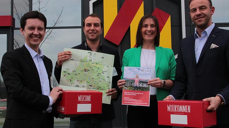 Auch Bierdeckel und Wanderkarte gehören zum wegweisenden Willkommenspaket, das (v.l.)Wirtschaftsförderer Viktor Naumann, WIR-Regionalmanager Tobias Alt sowie Mandy Harz und Bereichsleiter Maximilian Streit von Simon Hegele präsentieren.  Foto:. Andreas Oswald