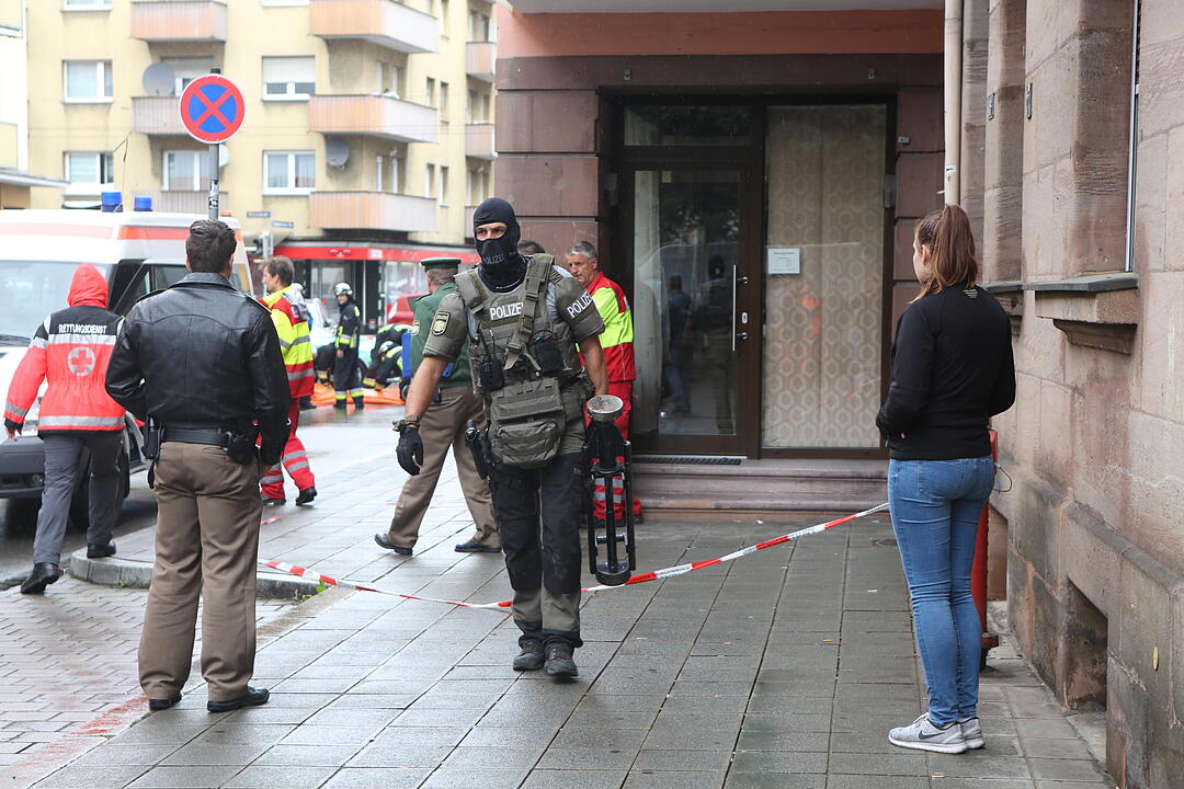 Eine 49-Jährige hat in der Nürnberger Südstadt einen SEK-Einsatz ausgelöst. Sie ging auf Mitbewohner los und war dann Gegenstände aus dem Fenster.