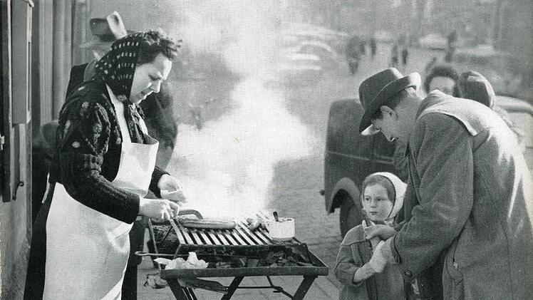 Wolfrum-Dynastie: Karin Bärs Tante Sofie Hain brutzelt in den fünfziger Jahren am Kulmbacher Marktplatz. Foto: BR-Archiv