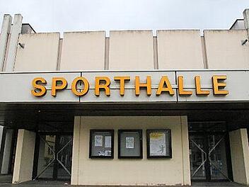 Ein Teil der alten Sporthalle an der Schützenstraße wird weichen müssen für die Interimsspielstätte des Landestheaters, das ab 2019 saniert werden soll. Foto: Simone Bastian