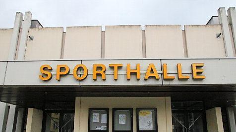 Ein Teil der alten Sporthalle an der Schützenstraße wird weichen müssen für die Interimsspielstätte des Landestheaters, das ab 2019 saniert werden soll. Foto: Simone Bastian