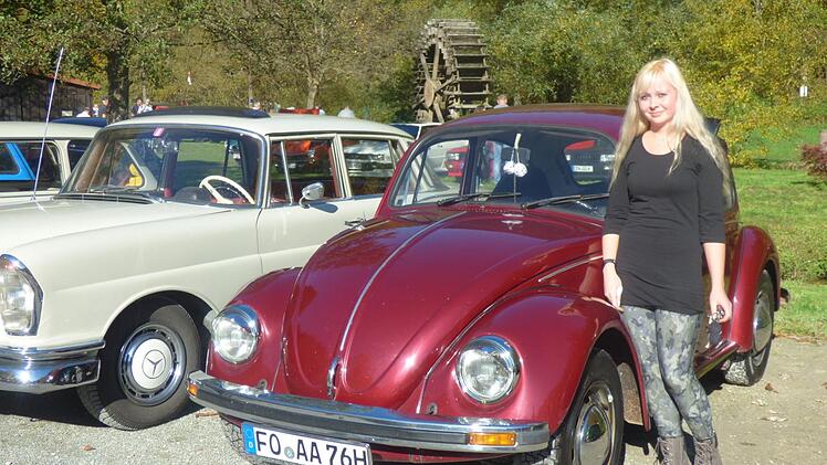 Antonia Altekrüger aus Niederfellendorf neben ihrem VW Käfer